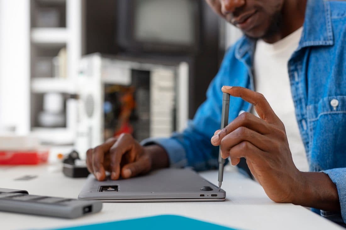Réparateur au travail dans son atelier